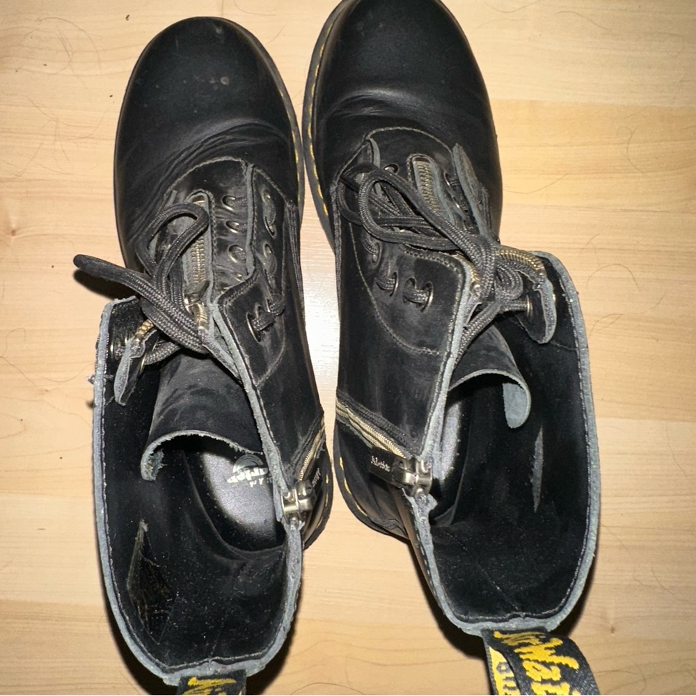 Dr. Martens Black Leather Men's Boots - Picture 4 of 6